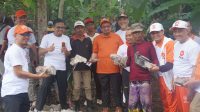 Dr. Salim Bantu Warga Gotong Royong Buat Bak Sampah