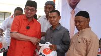 Dr. Salim Bagikan Bantuan Sembako Ke Warga Lampung