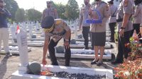 Beri Penghormatan, Wakapolda Ziarah ke TMP Tanjung Karang