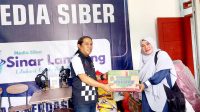 Srikandi UP ZIS Srimenanti Salurkan Bantuan Untuk Korban Kebakaran Bedeng Arab