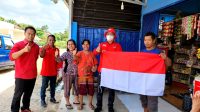 Tindaklanjuti Instruksi DPP, Mukhlis Basri Bagikan Ratusan Bendera Merah Putih ke Warga Jatimulyo