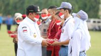 Gubernur Bagikan 70.400 Bendera Merah Putih