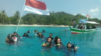 Meriahkan HUT Ke-77 RI, Pencinta Selam Kibarkan Bendera di Dasar Laut Teluk Lampung