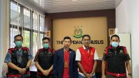 Tersandung Kasus Korupsi, Mantan Calon Bupati Pesibar Ini Kenakan Baju Tahan dan Tangan Terborgol