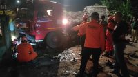 Tim SAR Gabungan Evakuasi Korban Terjepit Truck Muatan H2O