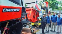 Gubernur Terima Kendaraan Combine Harvester dan Mobil Ambulan VIP dari PT. Bukit Asam