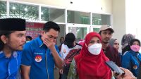 Bunda Eva Dwiana dan Fitrah Abung bermain Bulutangkis bersama dalam Pembukaan KNPI Badminton Cup