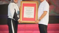 Riana Sari Arinal Terima Penghargaan Radar Lampung Award