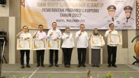 Wagub Chusnunia Chalim Serahkan Penghargaan SAKIP Award kepada 5 OPD Terbaik di Lingkungan Pemprov Lampung