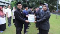 Rektor Serahkan SK Guru Besar Dosen dan SK Perpanjangan Kontrak Dosen dan Tendik Non ASN