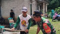 Babinsa Koramil 06/Natar Gotong Royong Bantu Bangun Rumah Warga