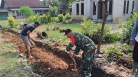 Bersama Warga, Babinsa Koramil 06/Natar Gotong Royong Bangun Talud