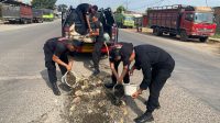 Danyon A Pelopor Bersama Anggotanya Menambal Jalan Berlubang