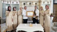 Riana Sari Terima Penghargaan Wiyata Dharma Pratama dari Mendikbudristek