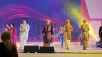 Riana Sari Tampilkan Tapis di Fashion Show HUT Ke-43 Dekranas