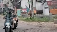 Awas, Jalan Depan Rumah Sakit Airan Penuh Lubang