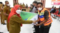 Walikota Eva Bagikan Bantuan Keselamatan Kerja kepada 250 Nelayan Bandarlampung