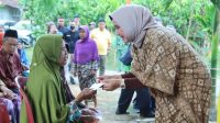 Riana Sari Serahkan Bantuan Paket Sembako Kepada Lansia di Pesawaran
