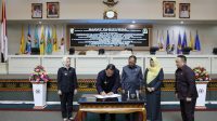 Gubernur – Ketua DPRD Tandatangani Raperda Pertanggungjawaban APBD 2022