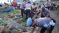 Peduli Lingkungan, Personel Gabungan Polresta Bandar Lampung dan Sat Brimobda Lampung Bersih Bersih Sampah Di Pantai Sukaraja