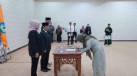 Rektor Unila Lantik Dua Pejabat Fungsional Baru