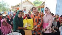 Ketua LKKS Lampung Serahkan Bantuan Paket Sembako di Way Kanan