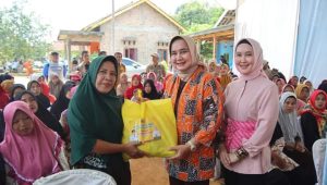 Ketua LKKS Lampung Serahkan Bantuan Paket Sembako di Way Kanan