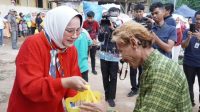 Ketua TP PKK Serahkan Bantuan Paket Sembako di TPA Bakung dan TPA Sukaraja 