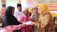 Ketua LKKS Lampung Serahkan Bansos Ke Warga Desa Pemanggilan Lamsel