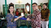 Tepat Kelola FABA, PLN Nusantara Power Serahkan Pot Bunga dari FABA ke GKR Hemas