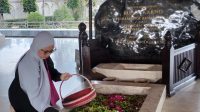 Ziarah ke Makam Bung Karno, Farah Ajak Generasi Muda Penerus Bangsa Tak Melupakan Sejarah