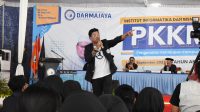 Petcahh!! Babang Tamvan Ajak Mahasiswa Baru “Terbang Bersamaku”, Bunda Eva Beri Hadiah 2 Umrah Gratis