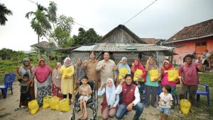 Gubernur Serahkan Bantuan Sosial Untuk Masyarakat Pesisir Barat