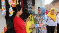 Ketua LKKS Serahkan Bantuan Sosial Program SIGER Di Kelurahan Jagabaya