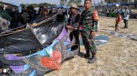 Babinsa Koramil 421-06 Natar Sertu A. Gani Monitor Lomba Layangan di Krawang Sari