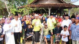 Gubernur Berikan Bansos di Tulang Bawang Barat