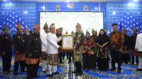 Pj Gubernur Agus Fatoni dan Pj Ketua TP PKK Sumsel Tyas A. Fatoni Diberi Gelar Adat Suttan dan Ratu oleh Lembaga Adat OKU Timur