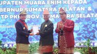 Pj Gubernur Sumsel Agus Fatoni dan Pj Ketua PKK Sumsel Mendapat Gelar Adat Kabupaten Muara Enim