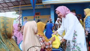 Ketua LKKS Serahkan Bantuan di Lamtim
