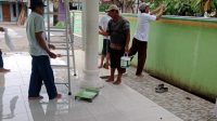 Relawan Ganjar Mahfud Gotong Royong Ngecat Masjid Nurul Amal
