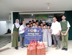IKA SMANSA Bandarlampung Bagikan Ribuan Takjil Gratis