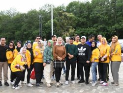 Sekretaris dan Jajaran Sekretariat DPRD Lampung Senam Bersama Gubernur di Sabah Balau