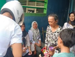 Relawan Sahabat Iqbal Bagikan Permen Gratis ke Warga Bandarlampung