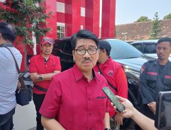Kenakan Kemeja Merah, Hamartoni Terima Surat Tugas PDIP