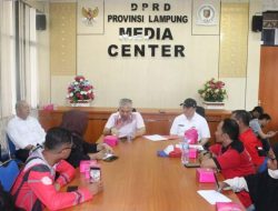 Wakil Ketua DPRD Lampung Yozi Rizal Temui Massa Aksi PPRL