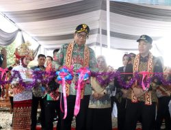 Dorong Optimalisasi Dana Desa dan Pengendalian Inflasi, Pj. Gubernur Resmikan Poskesdes dan Panen Melon