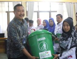 Dukung Program DLH Lambar, PLN Nusantara UP Bandar Lampung Serahkan Bantuan Untuk Sekolah Adiwiyata