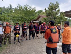Diduga Terjatuh Di Sungai Tangkas, Warga Way Kanan Dalam Pencarian Tim SAR Gabungan
