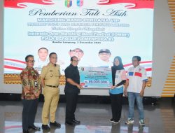 Pj. Gubernur Serahkan Penghargaan kepada Marching Band FYBI