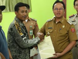 Nukman Serahkan Sertifikat Tanah Program PTSL 2024